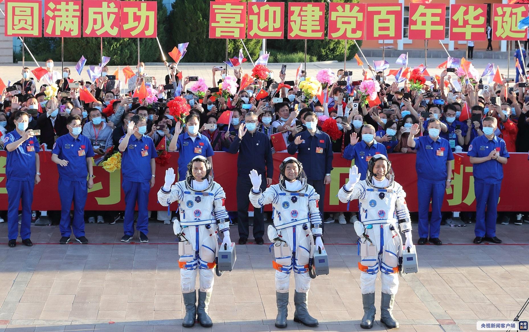 他们就是离航天员最近的人,中国航天员中心的科研人员,他们主要承担