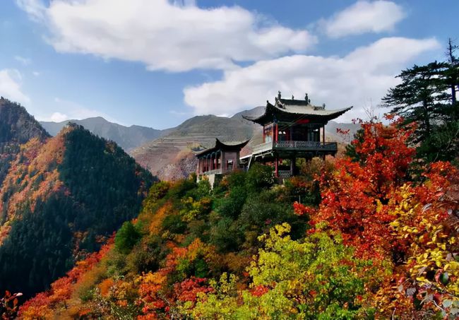 兴隆山景区由两峰一峡构成,东峰苍翠葱茏,似龙兴腾,称"兴龙峰;西峰高