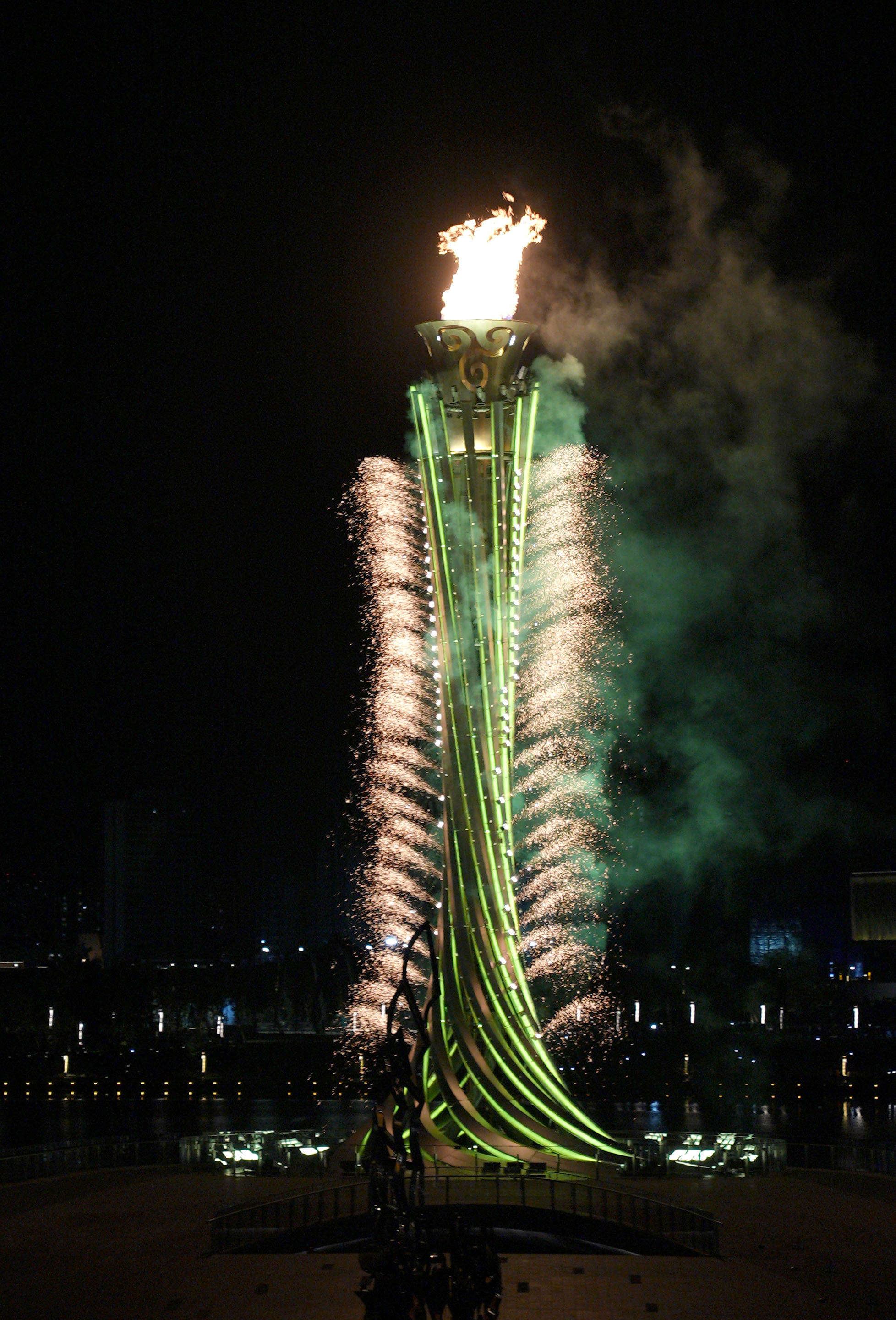 成都大运会开幕现场音|蓉火点燃大运会主火炬塔
