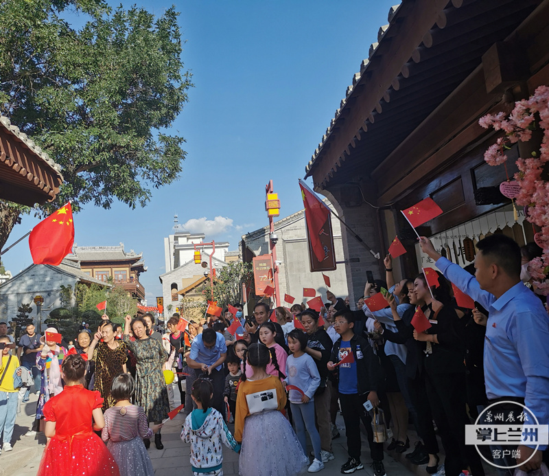 國慶節(jié)首日 天水西關(guān)古城迎來“開門紅(10136402)-20211001201639.jpg 國慶節(jié)首日 天水西關(guān)古城迎來“開門紅(10136402)-20211001201639.jpg