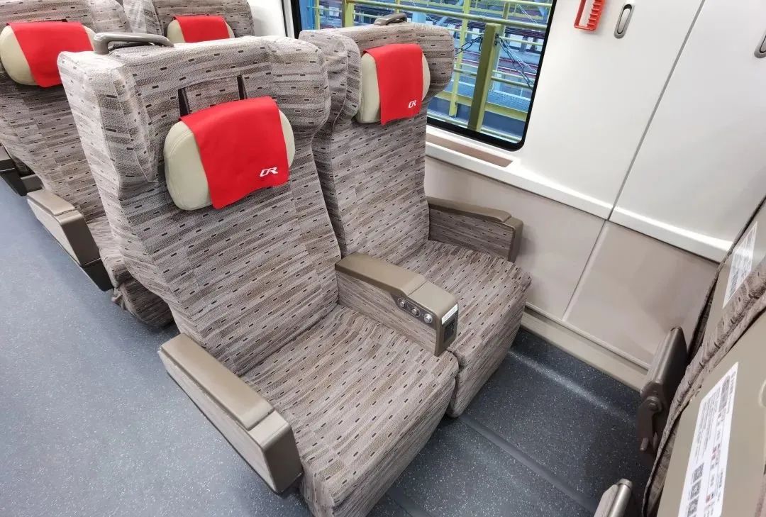 超全!火车上的这些地方都能充电!