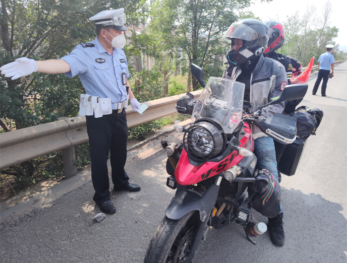 摩托车载人上高速 兰州交警及时拦停