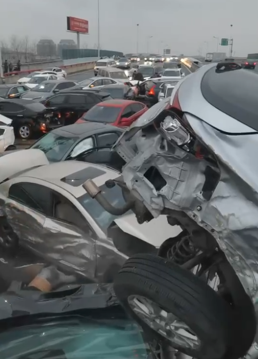 苏州高架百余辆车相撞,网友称有市民,交警处理事故时被后车撞飞