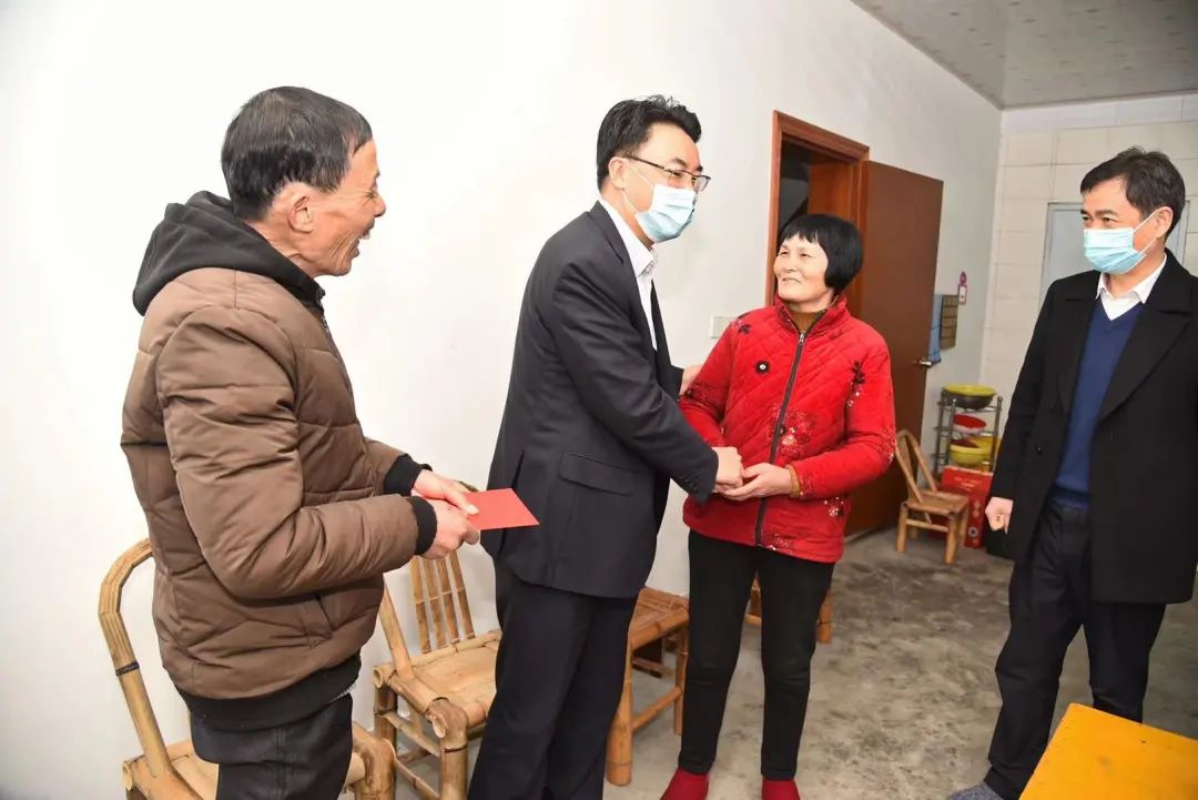 家住三江口村的困难党员严振森患有多种慢性疾病,家庭生活拮据.